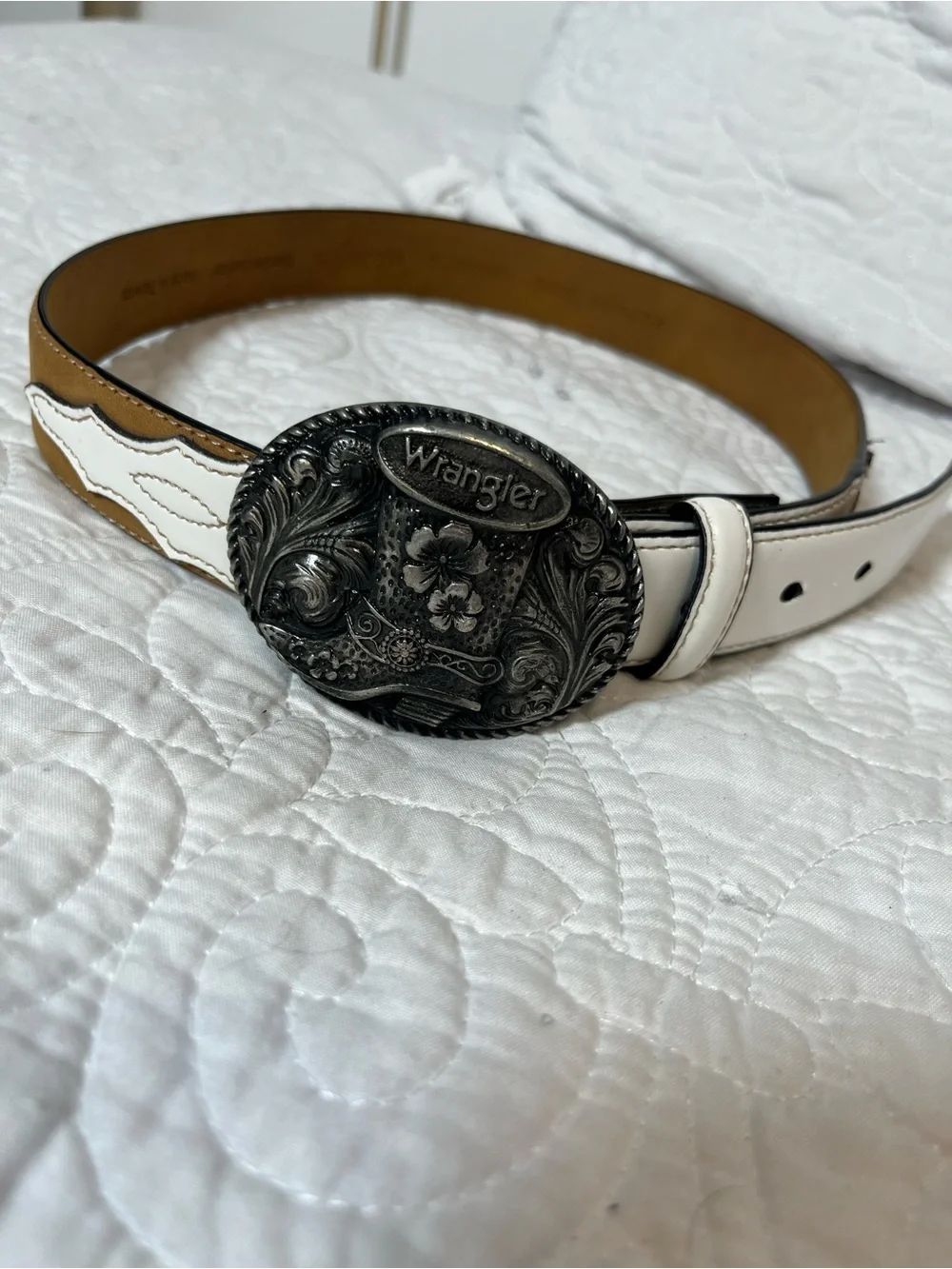 Wrangler White and Tan Western Belt with Ornate Silver Buckle
